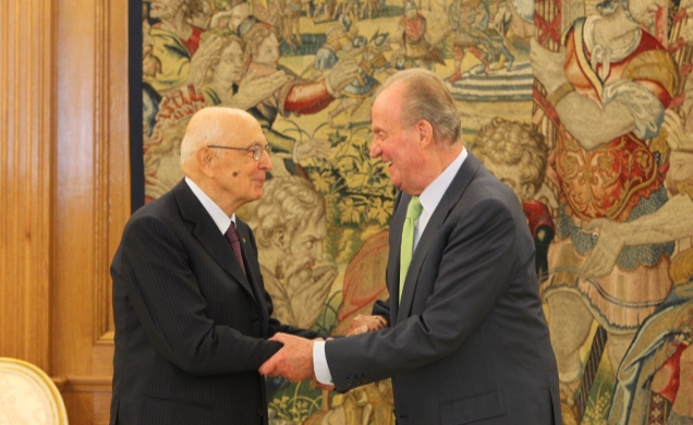Encuentro con Su Excelencia el Presidente de la República Italiana, Sr. Giorgio Napolitano. Don Juan Carlos saluda al Presidente de la República Itali